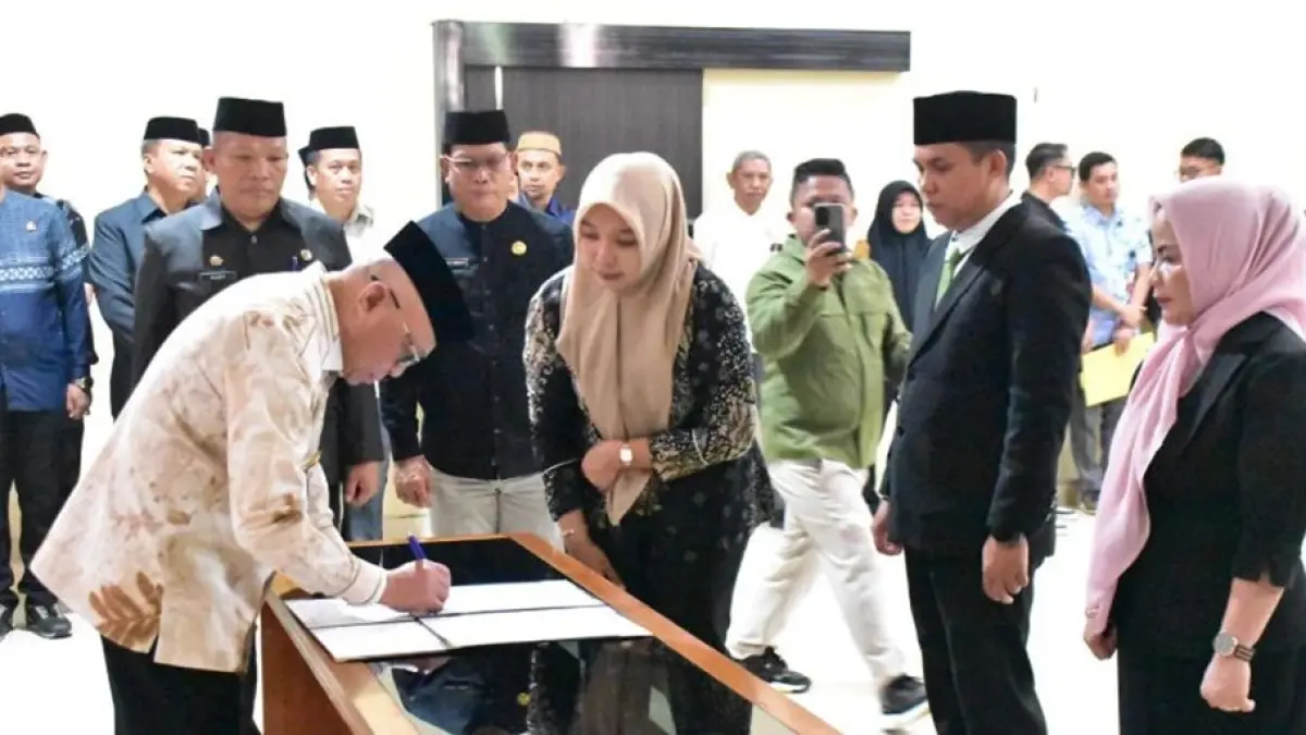 Sebanyak 17 pejabat administrator dan pengawas di lingkungan  Pemerintah Kabupaten Gorontalo resmi dilantik dan dikukuhkan oleh Bupati Sofyan Puhi.(F:Diskominfo)