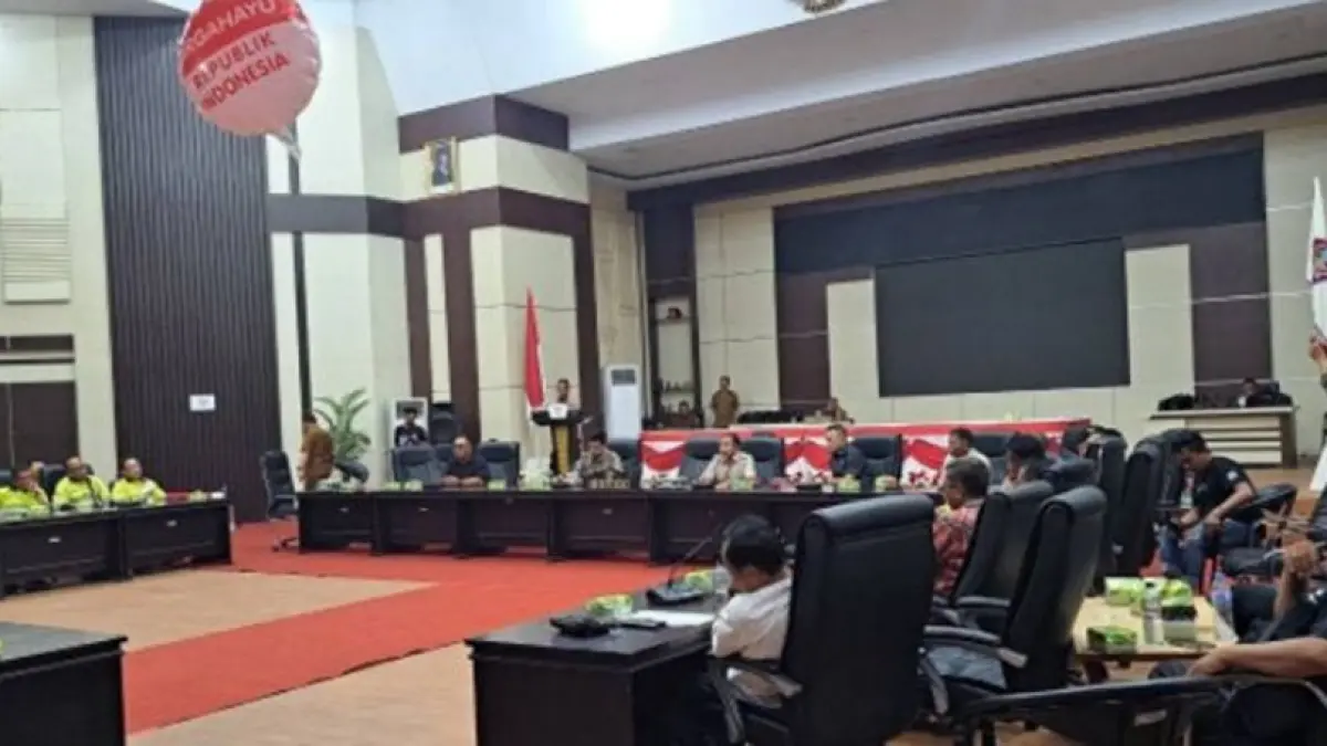 Rapat Dengar Pendapat Umum (RDPU) DPRD Pohuwato,dipimpin Ketua DPRD Pohuwato Beni Nento dihadirI gabungan komisi DPRD, Sekretaris Daerah Iskandar Datau, Kepala Dinas Ketenagakerjaan, Kepala Dinas Dukcapil, perwakilan Pani Gold, PT Garda Nusantara, PT Sinohydro, serta Aliansi Orang Pohuwato Melawan (OPM. (F:Istimewa)