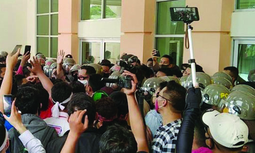 TUNTUT: Kedatangan   TKA   untuk   pembangunan   PLTU   Sulbagut   I didemo Aliansi Mahasiswa, Pemuda dan Rakyat Gorontalo (AMPRG) di DPRD Provinsi Kamis (16/7/2020).