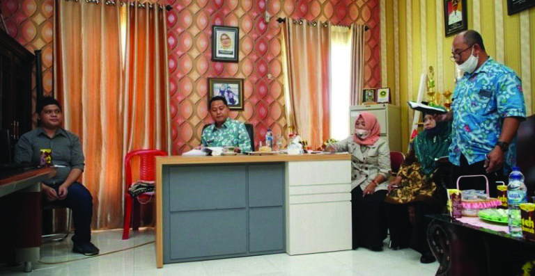 Wabup Gorontalo Utara Thariq Modanggu mengikuti rapat pelaksanaan jasa konsultansi Penyusunan Dokumen Perencanaan Pembangunan Gedung Perpustakaan Dinas Kearsipan dan Perpustakaan Gorontalo Utara. (istimewa)