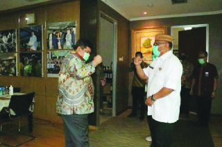 AKRAB: Gubernur    Gorontalo    Rusli    Habibie    (kanan)    ditemani  Kepala  Badan  Keuangan  Huzairin  Roham  (kiri)  bertamu  ke  Kepala  BPKP  Pusat  Yusuf  Ateh  di  kantornya,   Jumat   (17/7/2020).   Pertemuan   tersebut   salah  satunya  membah