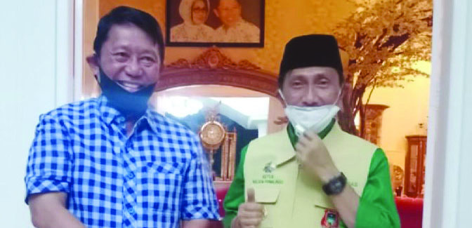 CONTOH : Bupati Gorontalo Nelson Pomalingo saat menjambangi kediaman almarhum David Bobihoe.