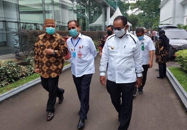 Gubernur Gorontalo Rusli Habibie menuju Istana Bogor, Jawa Barat, Rabu (15/7). Para gubernur diundang Presiden Jokowi untuk membahas serapan anggaran dan penanganan Covid-19.