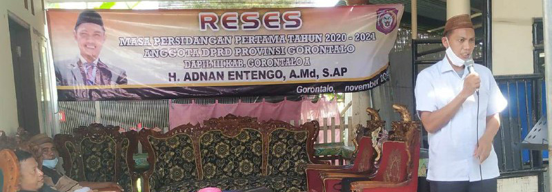 Anggota tim dapil III Kabgor A, Adnan Entengo, saat menjaring aspirasi di desa Bulota, kecamatan Talaga Jaya. (humas)