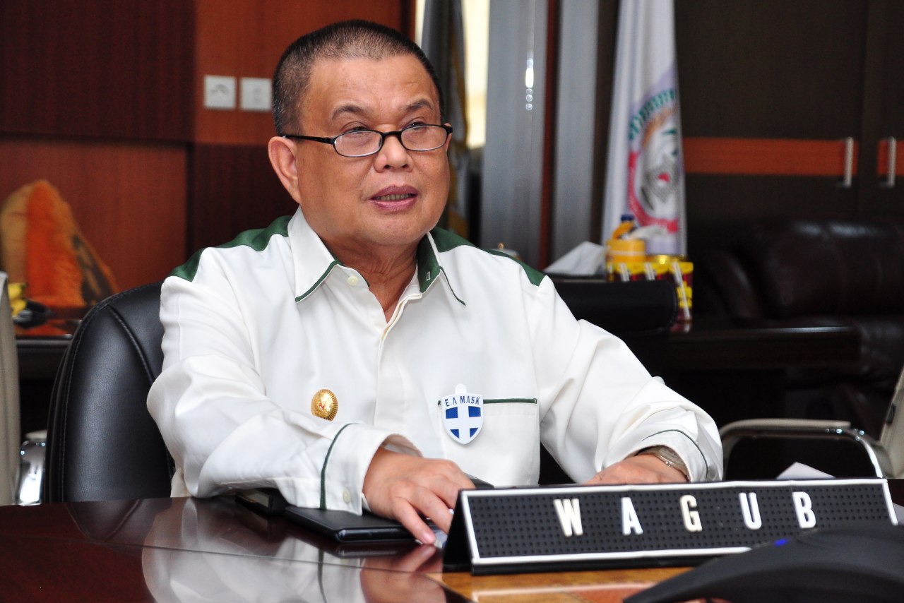 HARAPAN: Wagub Gorontalo H. Idris Rahim memberikan sambutan pada Wisuda Poligon angkatan IX tahun 2020 yang berlangsung secara virtual di ruang kerja Wagub, Rabu (18/11/2020). (Foto : Haris – Humas)