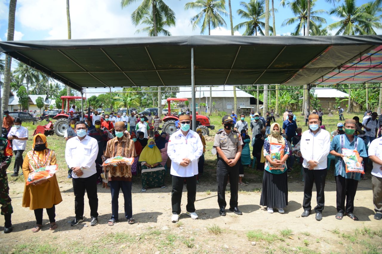 PEDULI:;Gubernur Gorontalo Rusli Habibie (tengah) berfoto bersama penerima bantuan yang dilaksanakan secara simbolis di Kecamatan Pulubala, Kabupaten Gorontalo, Rabu (18/11/2020). (Foto : Salman)