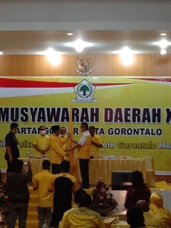 Marten Taha menyerahkan panji Golkar kepada Thomas Mopili. (Mail)