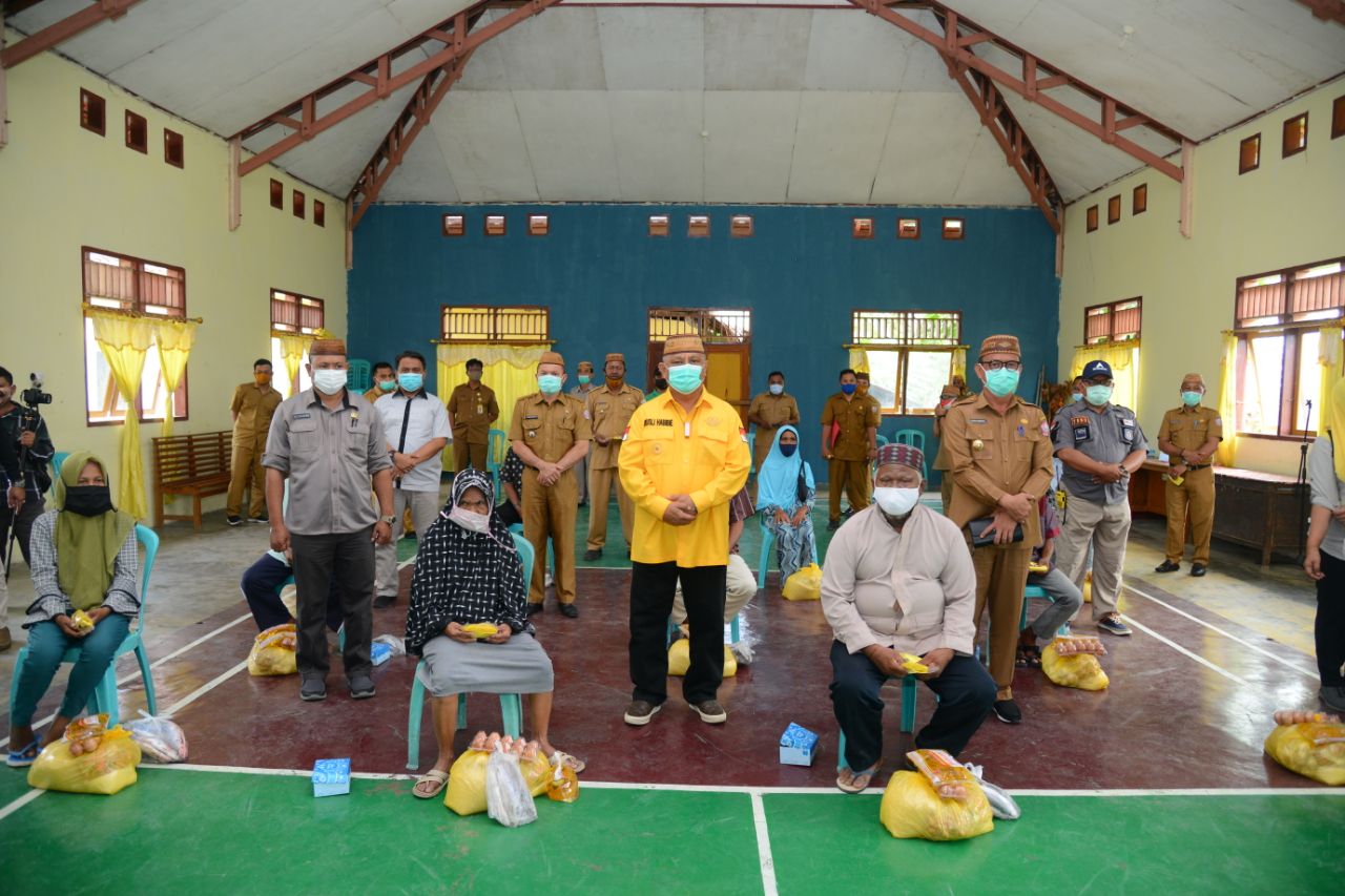 TERSALURKAN: Gubernur Gorontalo Rusli Habibie (tengah) saat foto bersama masyarakat Kecamatan Popayato Kabupaten Pohuwato, Selasa (24/11/2020). (Salman – Humas)
