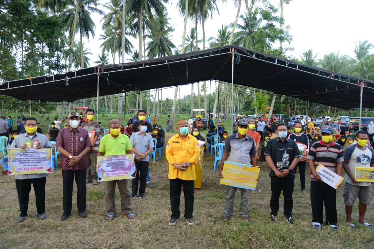 Gubernur Gorontalo Rusli Habibie saat menyerahkan bantuan benih jagung kepada kelompok tani yang ada di Kecamatan Dungaliyo Kabupaten Gorontalo, Kamis (3/12/2020).  (Salman)