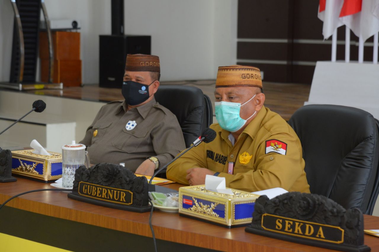 IMBAU: Gubernur Gorontalo Rusli Habibie didampingi Wakil Gubernur Idris Rahim saat memimpin Rapat Forkopimda secara daring. (Salman-Humas).