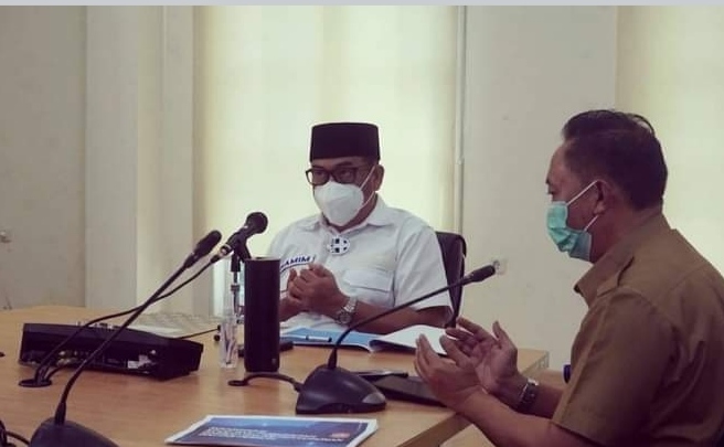 PAPAR: Bupati Hamim Pou ketika menjadi narasumber didampingi Kadis Dukcapil Oktavianus Rahman.(kmf)