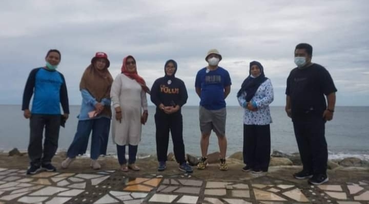 PARIWISATA: Bupati Bone Bolango, Hamim Pou (topi putih/tengah) bersama para Pimpinan OPD Bone Bolango, berfoto di Danau Tondok, Bolmut. (Istimewa).