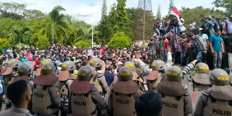 Aksi unjuk rasa Aliansi Masyarakat Lingkar Tambang Pohuwato menuntut realisasi WPR. (F:istimewa) 