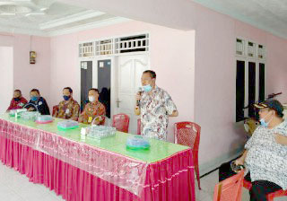 SOSIALISASI: Jajaran Komisi III Deprov ketika menerima aspirasi warga. (humas)