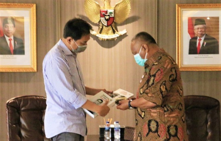 Gubernur Gorontalo Rusli Habibie menemui Wakil Ketua DPR RI Aziz Syamsuddin di ruang kerjanya, Rabu (27/1/2021). (IST)