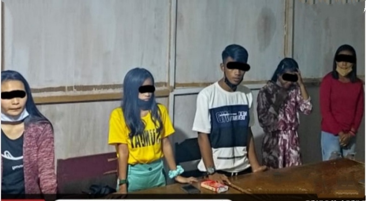 Petugas Satpol PP Boalemo saat mengamankan pasangan tanpa dokumen resmi (Satpol PP)