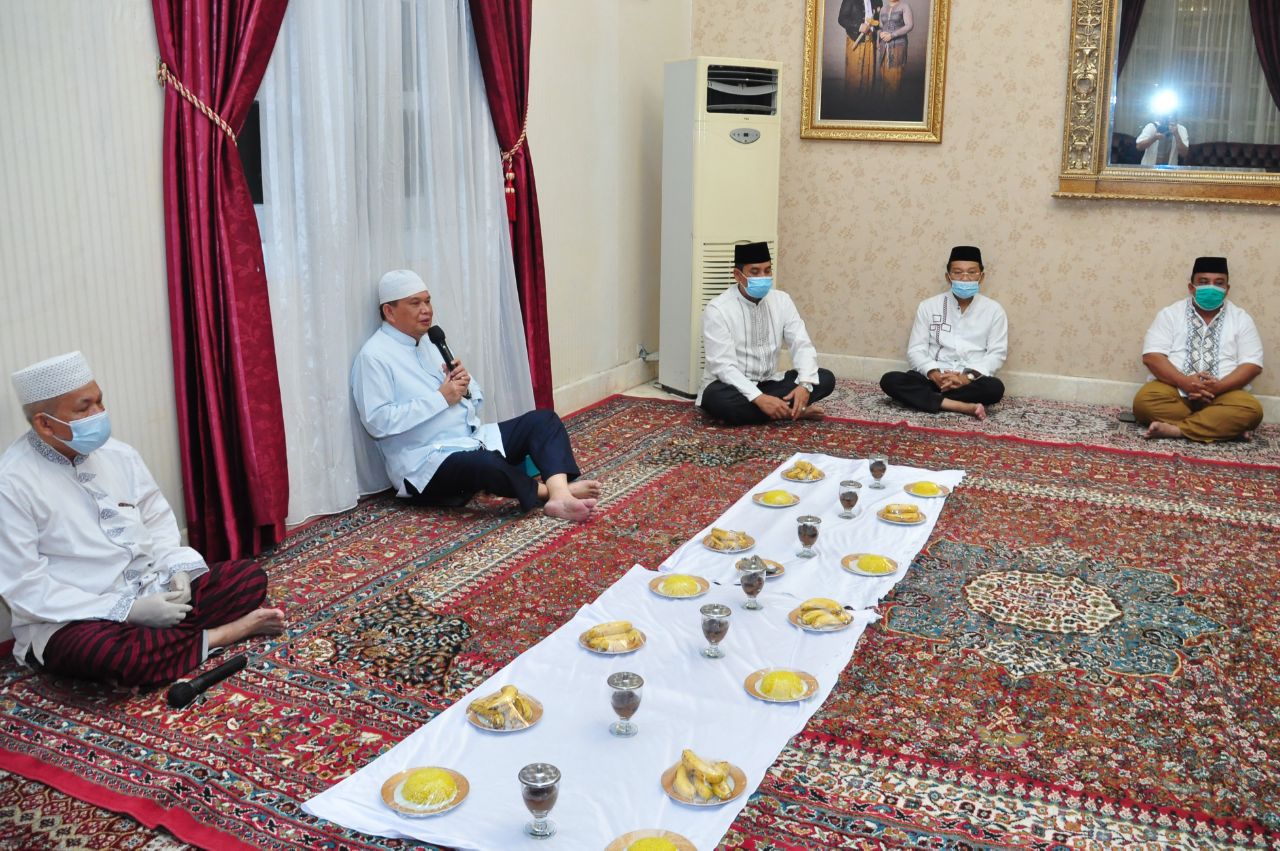 Wagub Gorontalo H. Idris Rahim (kedua kiri) memberikan sambutan pada kegiatan Du’a Lo Ulipu atau Doa Keselamatan Negeri di rumah jabatan Gubernur Gorontalo, Senin (18/1/2021). (Haris – Kominfo)