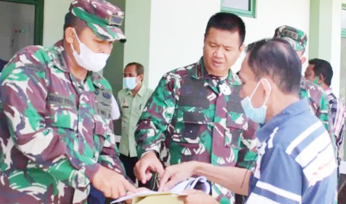 PANTAU: Danrem 133 Nani Wartabone Brigjend Bagus Antonov Hardito (Tengah) juga Asisten Logistik Kodam XIII/Mdk (merdeka) Kolonel Czi Achmad Yussa (Kiri) meninjau lokasi Pembangunan Secaba di Desa Tabongo Barat Kecamatan Tabongo Kabupaten Gorontalo. (Kapen