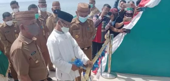 RESMI: Pengguntingan pita dan penandatanganan prasasti saat peresmian masjid Nurul Bahri. (humas)