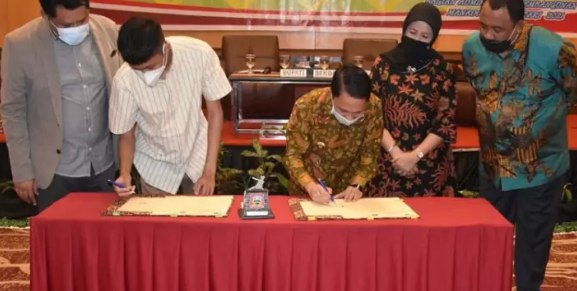 Penandatangan MOU Pemerintah Daerah Kabupaten Gorontalo dan Yayasan Otak Indonesian Tingkatkan SDM (Sumber Daya Manusia). (ist)