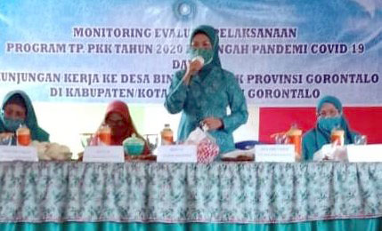SOSIALISASI:  Wakil Ketua TP. PKK Provinsi Gorontalo, Nurinda Rahim, memberikan sambutan pada Monev Program PKK tahun 2020. (Gusti)