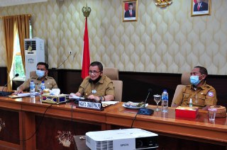 Wagub Gorontalo H. Idris Rahim (tengah) memaparkan usulan program Pemprov Gorontalo untuk mendukung Program Prioritas Nasional untuk tahun 2022 pada Rakorgub 2021 yang berlangsung secara virtual di ruangan Huyula Gubernuran Gorontalo, Selasa (23/2). (Hari