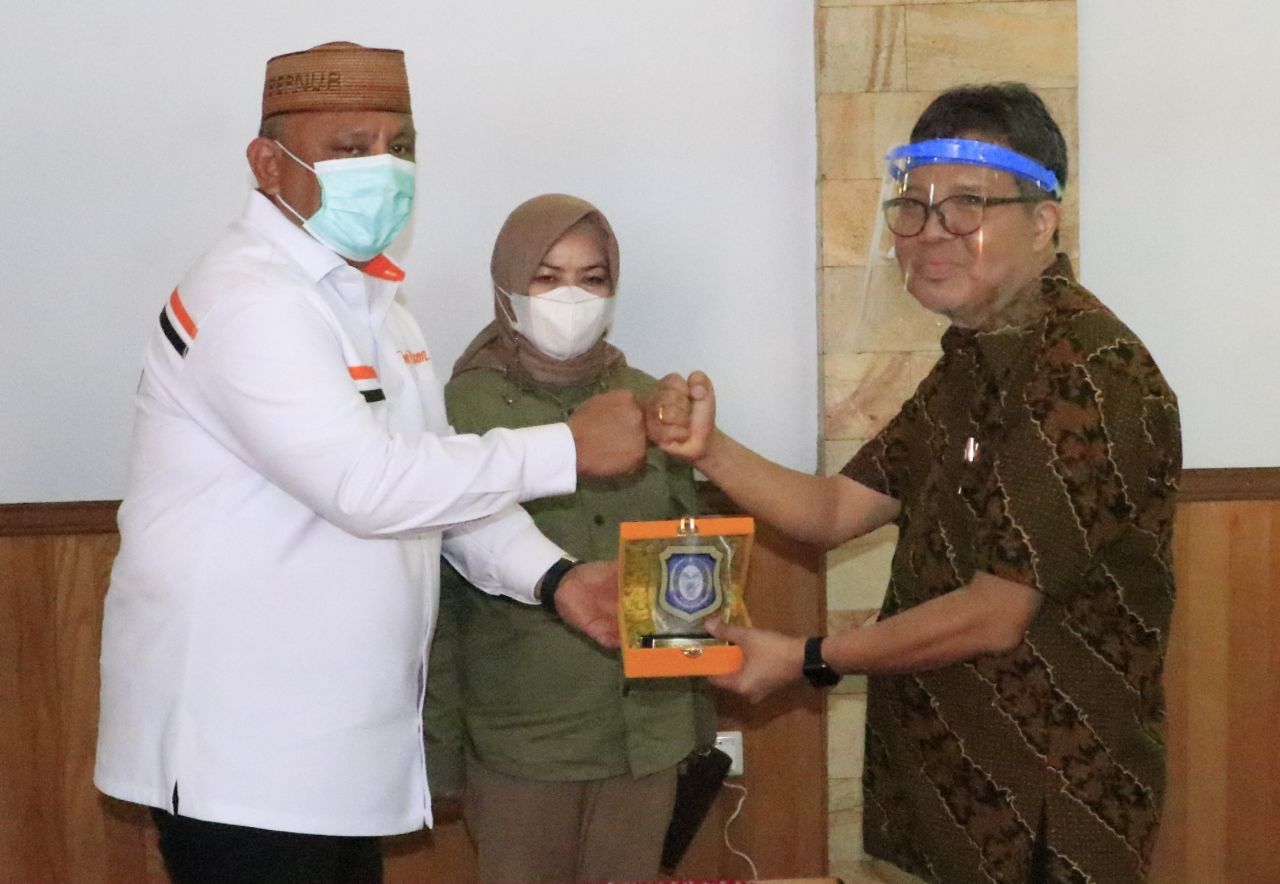 Gubernur Gorontalo Rusli Habibie didampingi istri dan sejumlah pimpinan OPD foto bersama Direktur ATMI Solo Rm. T Agus Sriyono SJ, Jumat (26/3/2021).  (Dzakir-BPPG).