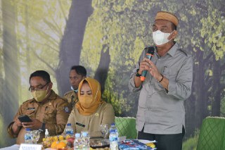 Kadis Pertanian Muljady D. Mario saat memberikan penjelasan pada Rakorev antara Pemprov dan Pemkab Gorontalo, Selasa (2/3). (Salman).