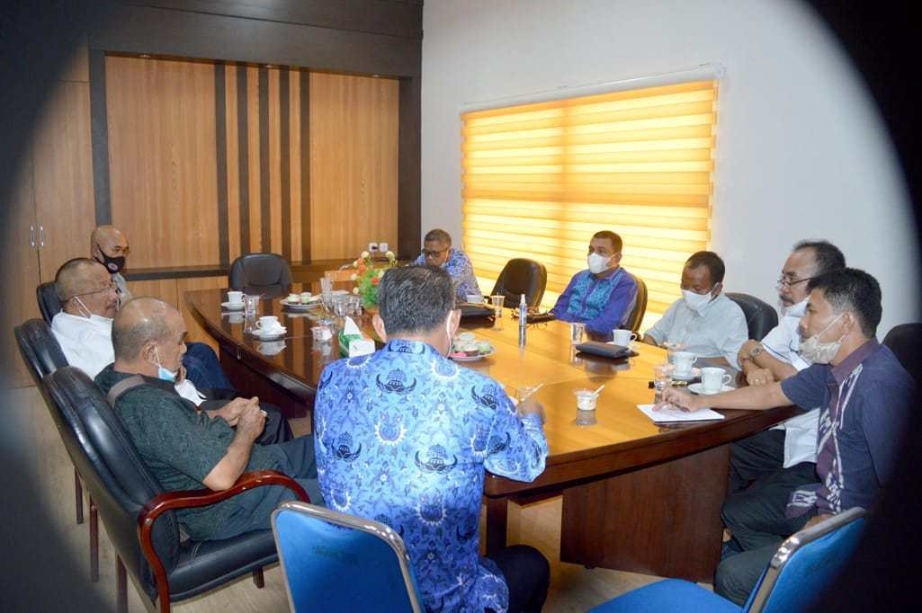 Suasana studi banding yang dilakukan oleh pihak Pemkab Bolaang Mongondow Utara ke Pemkab Bone Bolango bertempat di ruang rapat Wakil Bupati Bone Bolango. (Istimewa)
