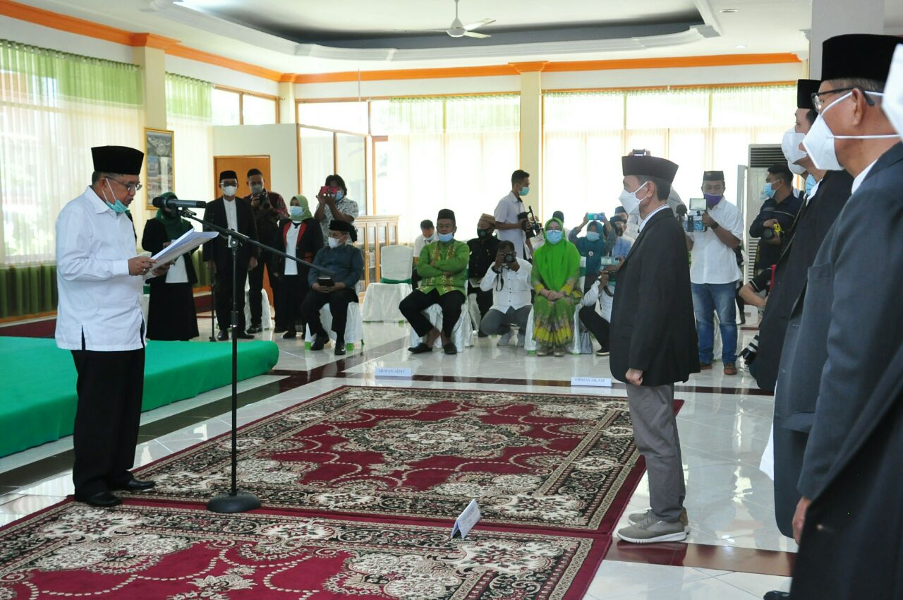Ketua DMI Pusat H. Muhammad Jusuf Kalla (kiri) melantik Nelson Pomalingo sebagai Ketua DMI Provinsi Gorontalo periode 2020-2025 dan jajaran pengurusnya di aula Masjid Baitul Izza, Kecamatan Limboto, Kabupaten Gorontalo, Rabu (28/4/2021). Foto : Haris