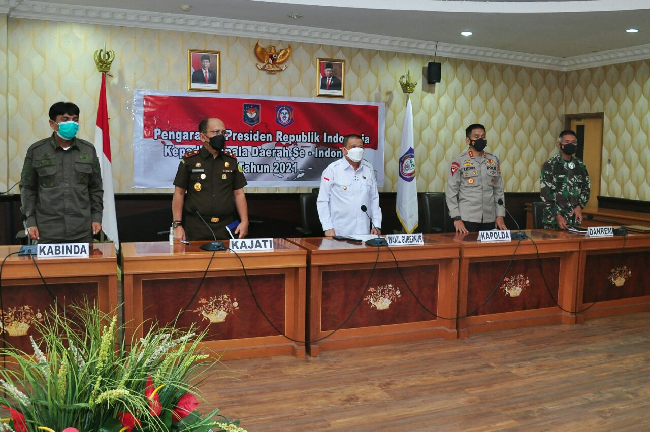 Wagub Gorontalo H. Idris Rahim bersama unsur Forkopimda mengikuti pengarahan oleh Presiden Jokowi yang berlangsung secara virtual di ruangan Huyula Gubernuran Gorontalo, Rabu (28/4/2021). Foto : Haris