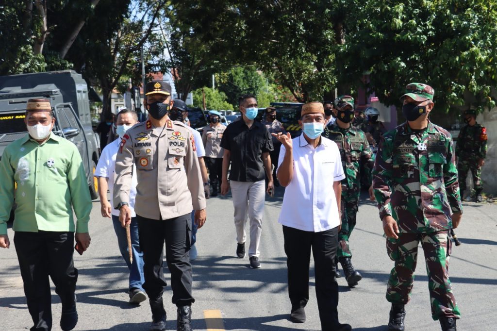 FORKOPIMDA saat memantau kesiapsiagaan di sejumlah gereja di Gorontalo. (foto: humas)