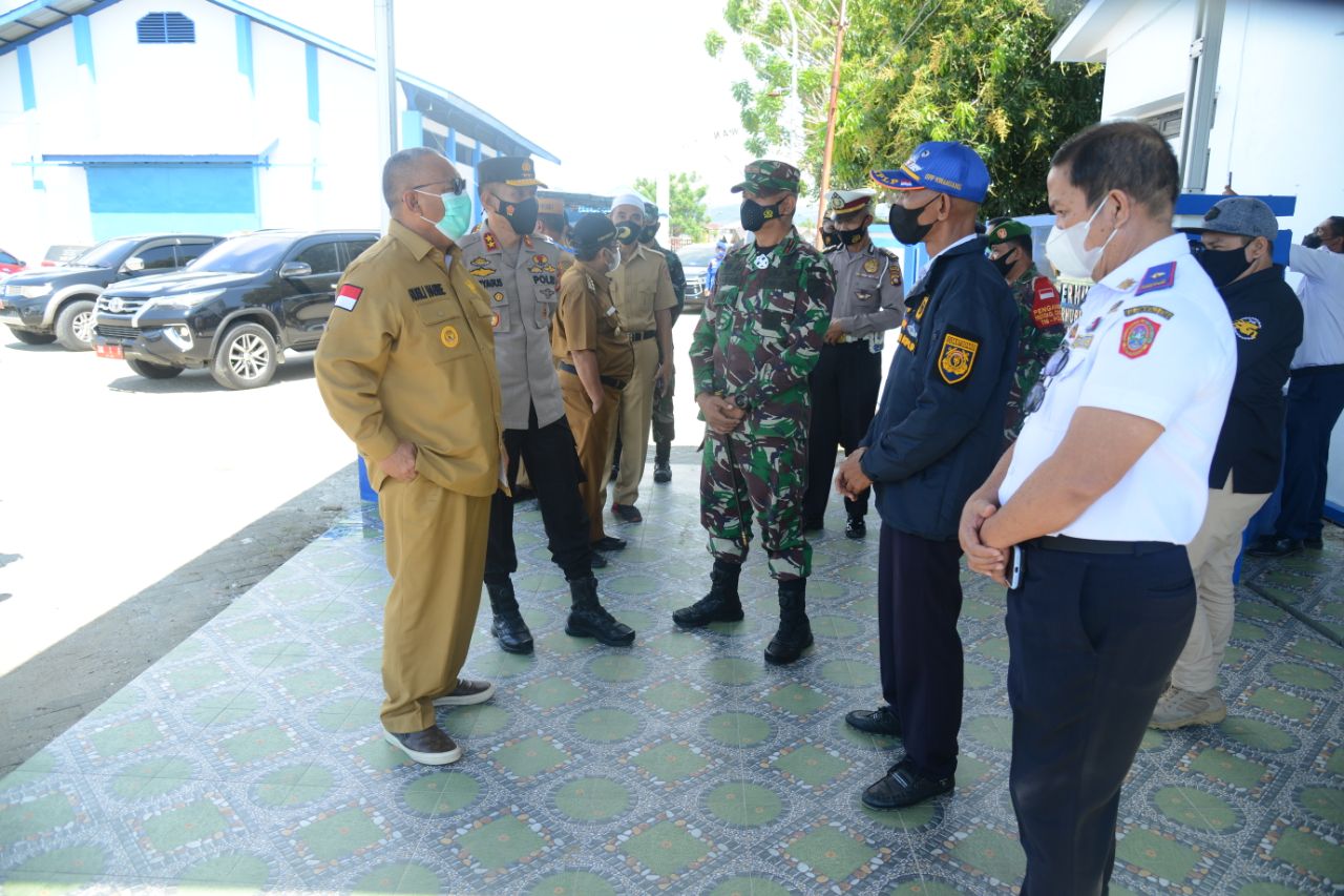 Gubernur Gorontalo Rusli Habibie saat meninjau perbatasan darat di Kecamatan Atinggola, Kabupaten Gorontalo Utara, Senin (26/4/2021). (Foto: Salman).