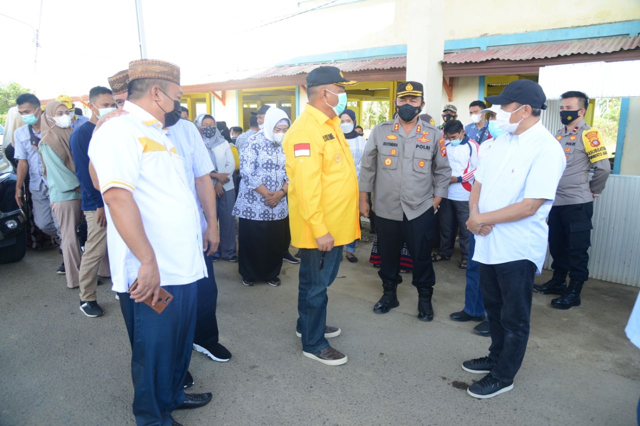 PANTAU: Gubernur Gorontalo Rusli Habibie (kemeja kuning) bersama Bupati dan Wakil Bupati Pohuwato saat meninjau poskoh pemeriksaan untuk larangan mudik lebaran yang ada di perbatasan Sulawesi Tengah – Gorontalo,  Sabtu (24/04/2021). Foto: Salman.