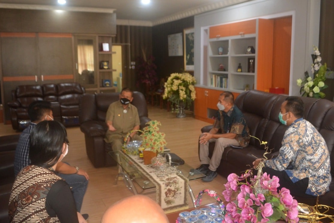 Wagub Gorontalo H. Idris Rahim (tengah) menerima kunjungan Head Area Bank Mandiri Sulawesi Utara-Gorontalo di ruang kerjanya kompleks Gubernuran Gorontalo, Selasa (13/4/2021). (Foto : Gusti)