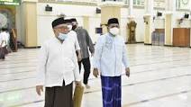 Wali Kota Gorontalo, Marten Taha, usai melaksanakan Solat Isya dan Tarawih di Masjid Agung Baiturrahim Kota Gorontalo.