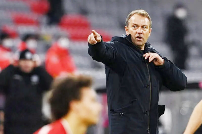 Pelatih Bayern Muenchen Hansi Flick saat timnya menghadapi Armenia Bielefeld di Allianz Arena, Muenchen, Jerman, 15 Februari 2021. (Pool via REUTERS/CHRISTOF STACHE)