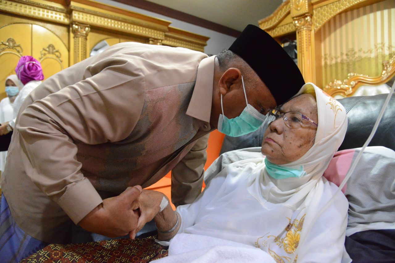 Gubernur Gorontalo Rusli Habibie mencium tangan ibundanya, Marie Sidiki saat berlebaran Idulfitri, Kamis (13/5/2021). Foto: Salman