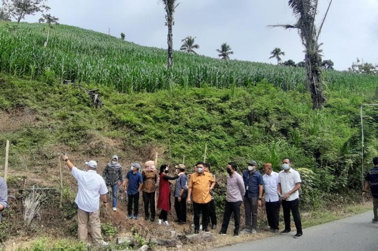 Deprov saat kunjungan ke Desa Tupa, Kecamatan Tapa, Bone Bolango. 
