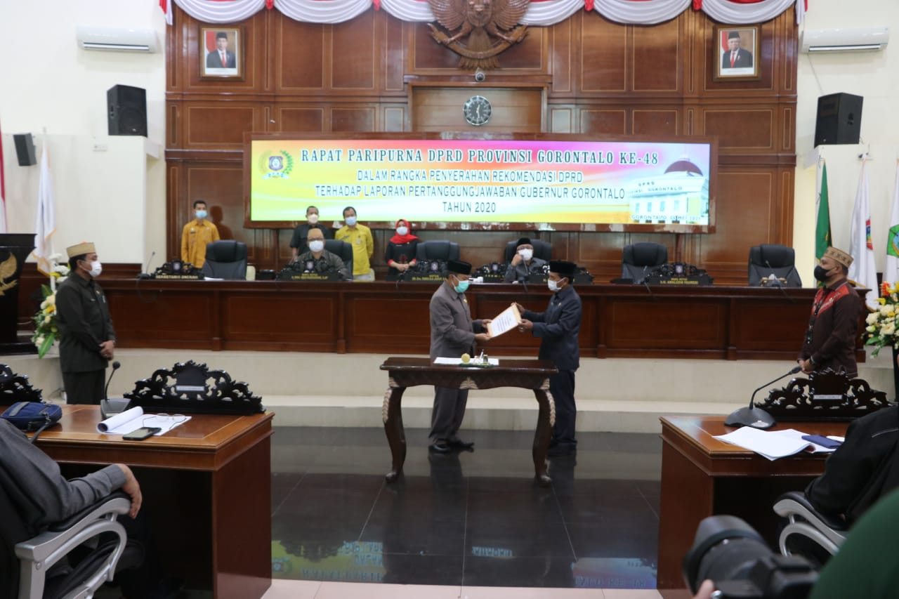 Ketua Deprov Gorontalo Paris Jusuf saat menyerahkan rekomendasi LKPJ Gubernur tahun 2020. Foto: Humas
