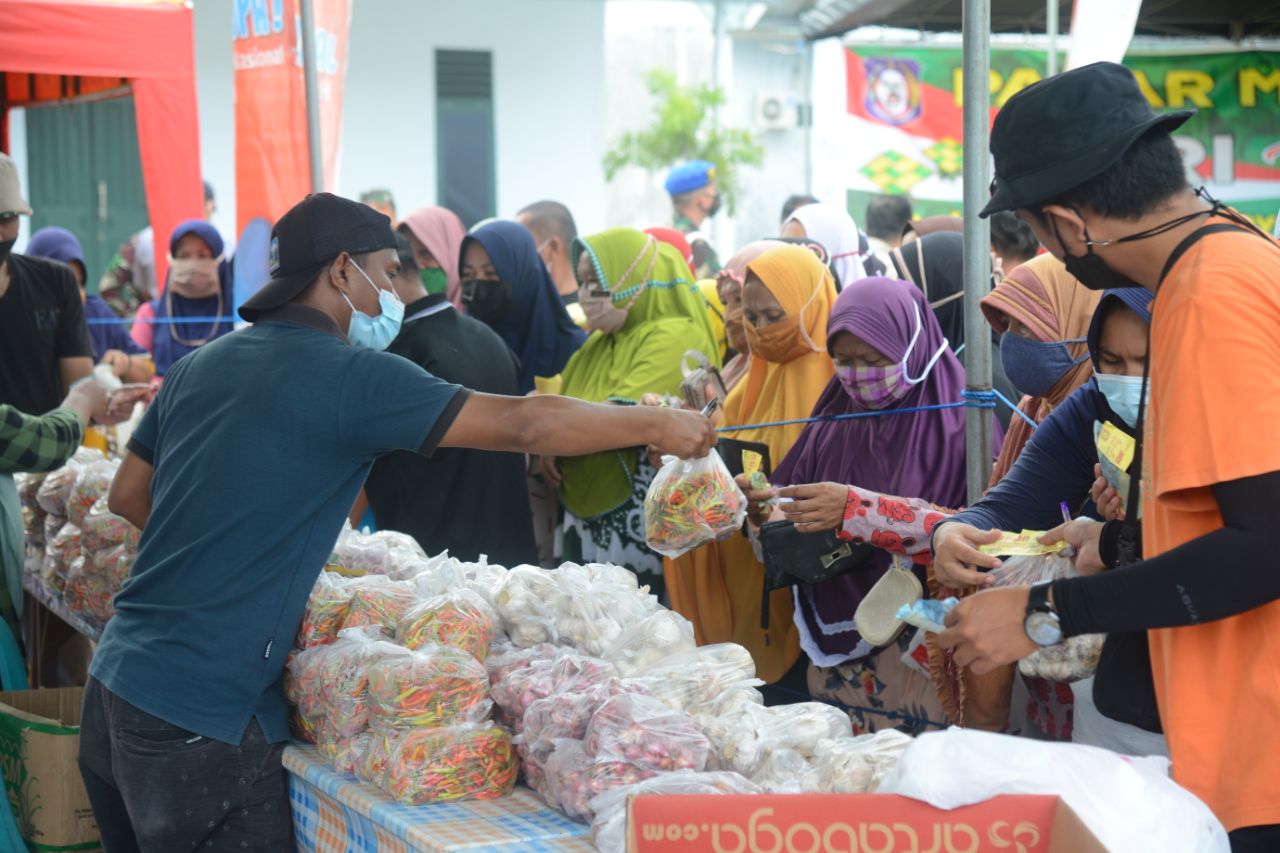 Suasana pelaksanaan pasar murah di markas Komando Resort Militer (Korem) 133/Nani Wartabone, Kecamatan Pulubala Kabupaten Gorontalo, Minggu (2/5/2021). Foto: Salman