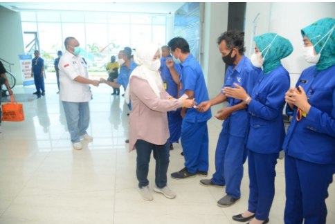 Puluhan Porter Bandara Terima ‘Zakati’ dari Rusli-Idah