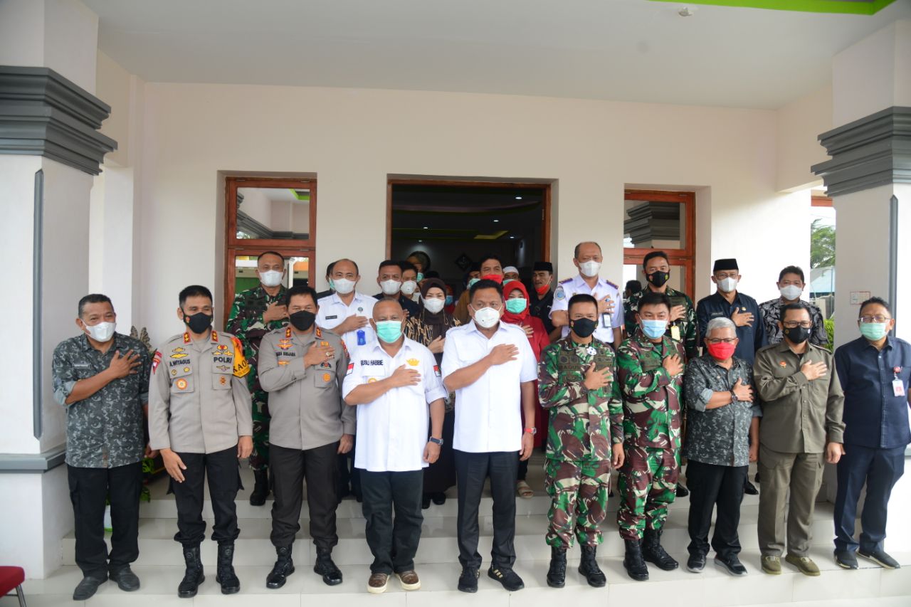 Suasana pertemuan Gubernur Gorontalo Rusli Habibie dan Gubernur Sulawesi Utara Olly Dondokambey bersama Forkopimda masing-masing saat meninjau langsung posko perbatasan darat dua daerah di Kecamatan Atinggola, Kabupaten Gorontalo Utara dengan Kecamatan Pi