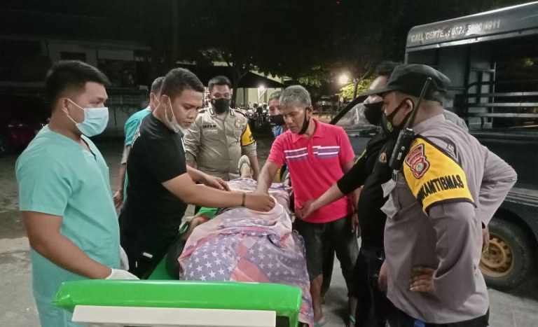 Petugas Polsek Kota Utara, Kota Gorontalo melakukan olah TKP peristiwa penikaman yang terjadi di kompoleks eks Terminal Andalas, Kota Gorontalo. Foto: istimewa