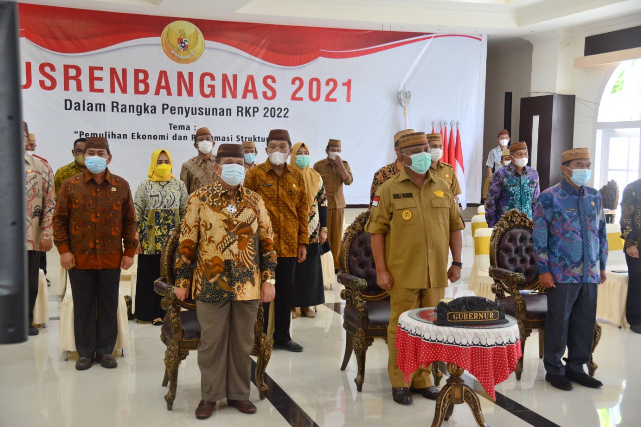 Gubernur Gorontalo Rusli Habibie didampingi Wakil Gubernur Idris Rahim, Sekdaprov Gorontalo Darda Daraba dan seluruh jajaran pimpinan OPD saat mendengarkan arahan Presiden Joko Widodo, pada pelaksanaan Musrembang Nasional tahun 2021 secara virtual, Selasa