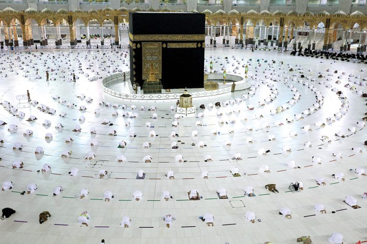 Ilustrasi jamaah menjalankan salat Tarawih di kompleks Kakbah, Makkah (13/4). (AFP/ist)
