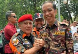 Ketum Pemuda Pancasila Japto Soerjosoemarno bersama Presiden Jokowi (dok Pemuda Pancasila)
