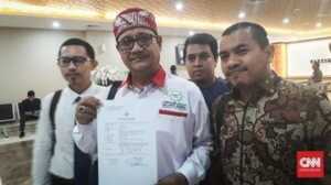 Aktivis medsos Edy Mulyadi diprotes masyarakat adat Sunda akibat pemakaian ikat kepala. (Foto: CNN Indonesia/Michael Josua Stefanu)