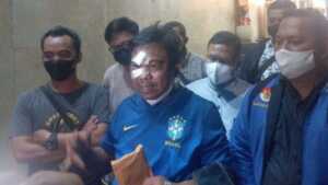 Ketua Umum KNPI Haris Pertama usai melaporkan pengeroyokan terhadap dirinya ke Polda Metro Jaya, Senin (21/2/2022) malam. Foto JPNN