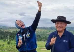 AKRAB: Angelina Sondakh dan Ayahnya, Lucky Sondakh main golf bersama.